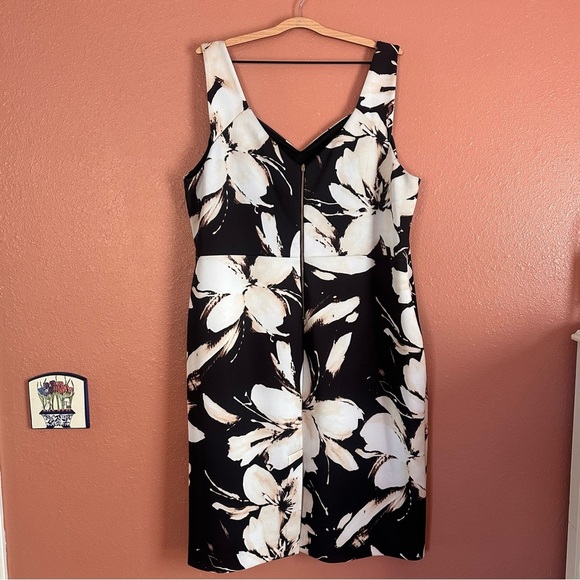 Ashley Graham Black and Cream Floral Midi Dress - Picture 2 of 3
